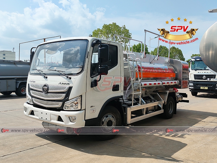 Refueler Truck With Double Dispensers FOTON - Left Front Side View